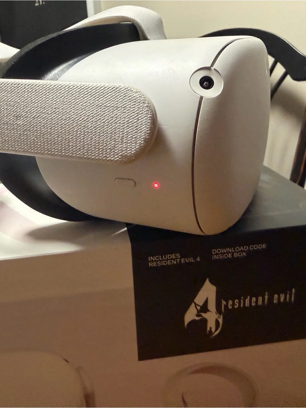 Oculus Quest 2 All-in-One VR Headset with White Controllers